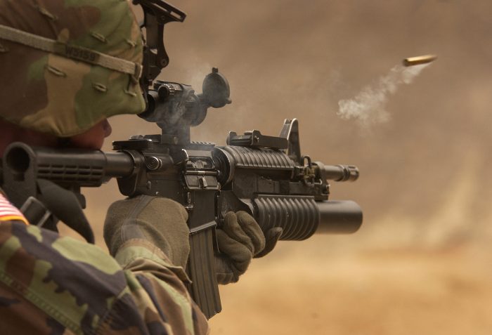 Man skjuter med vapen