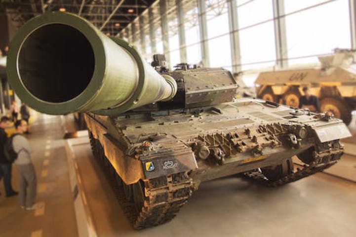 En stridsvagn riktar sin kanon