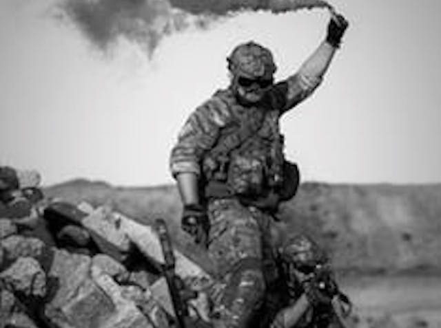En soldat signalerar med rök