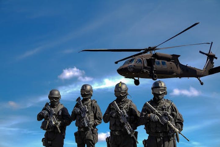En blackhawk med soldater